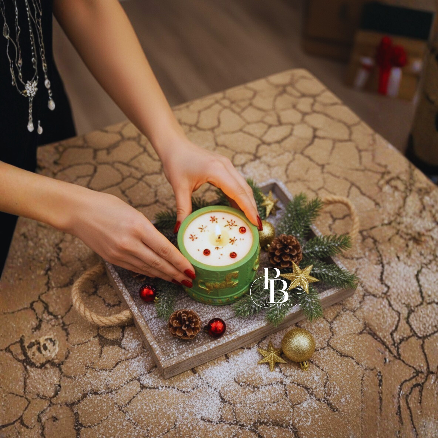 Luxury Christmas Candle – Handcrafted Green & Gold Holiday Décor