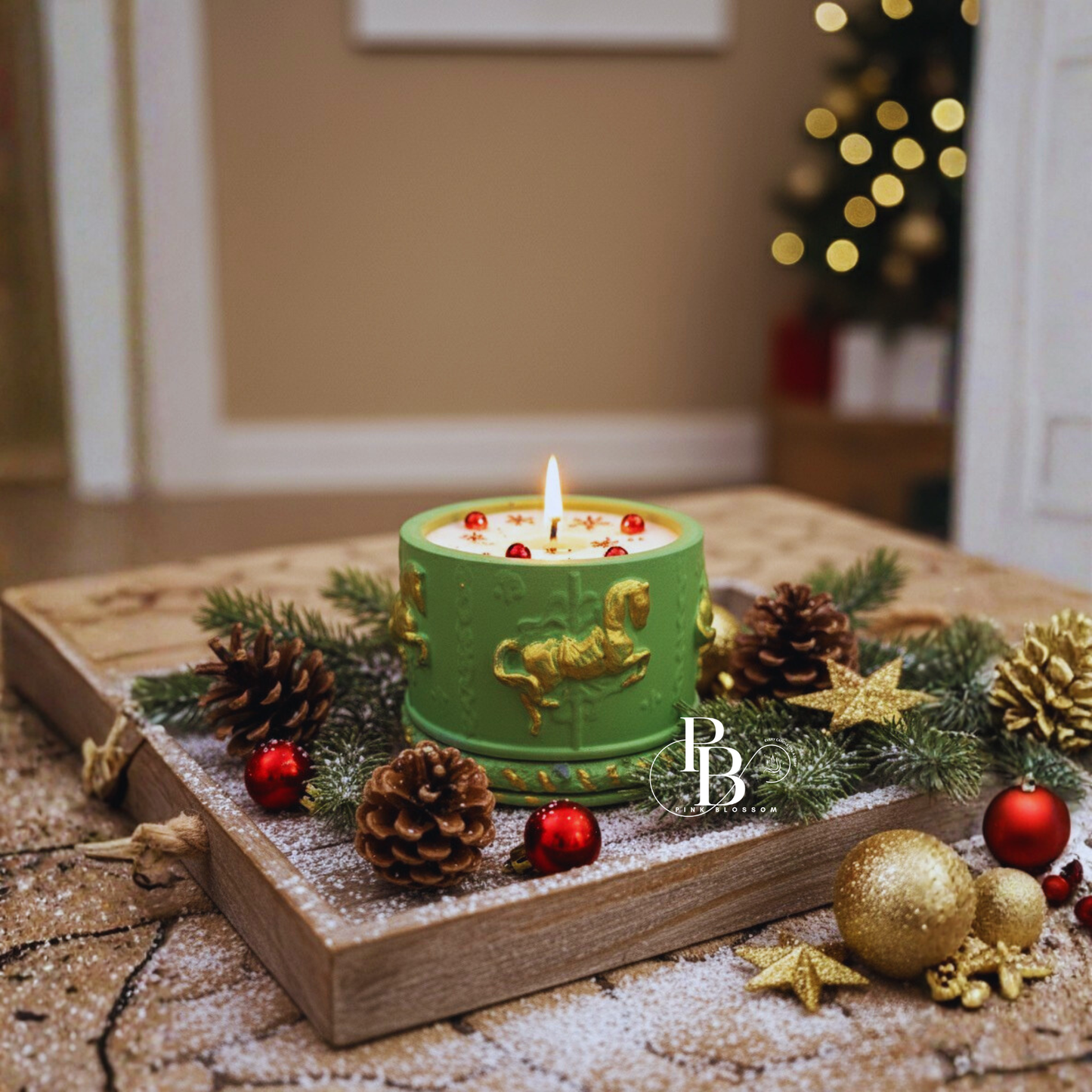 Luxury Christmas Candle – Handcrafted Green & Gold Holiday Décor
