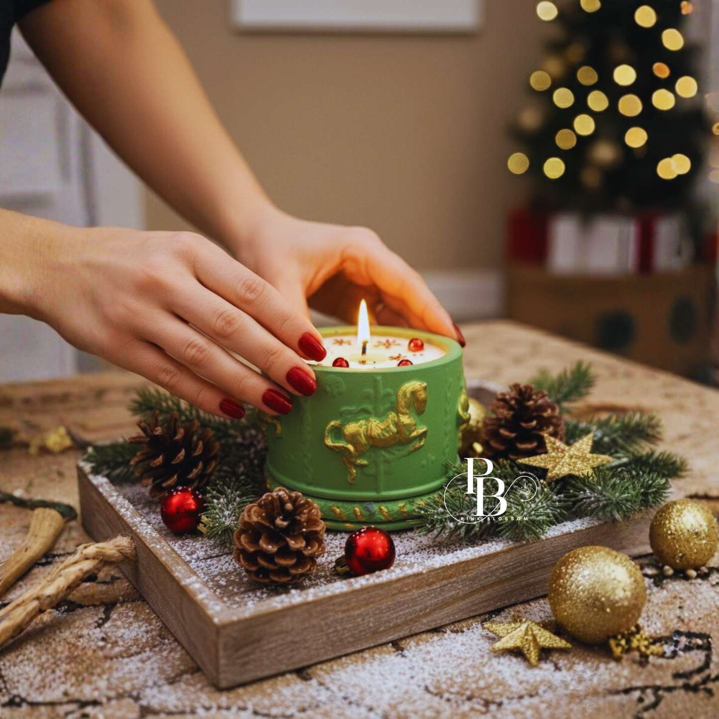 Luxury Christmas Candle – Handcrafted Green & Gold Holiday Décor